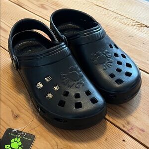 DAWGS women’s  Black slip on Shoes. 8